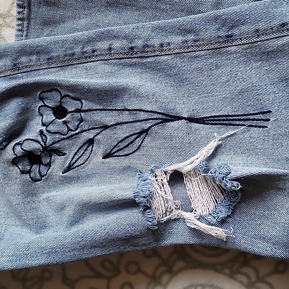 Hollister Ultra High Rise Embroidered Dad Jeans Size 1R/25 Women's Juniors - Picture 4 of 16